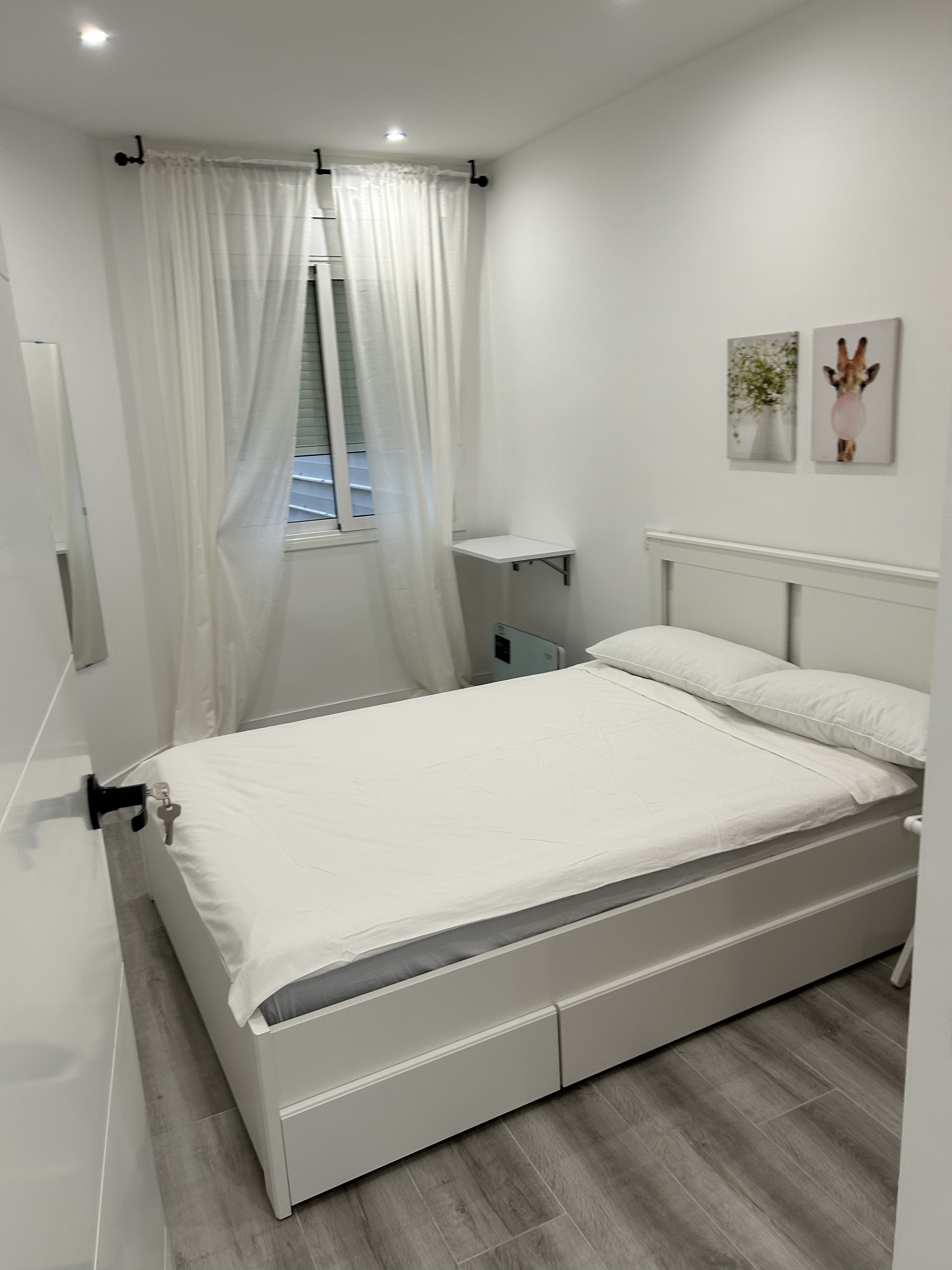 Dormitorio principal con cama blanca