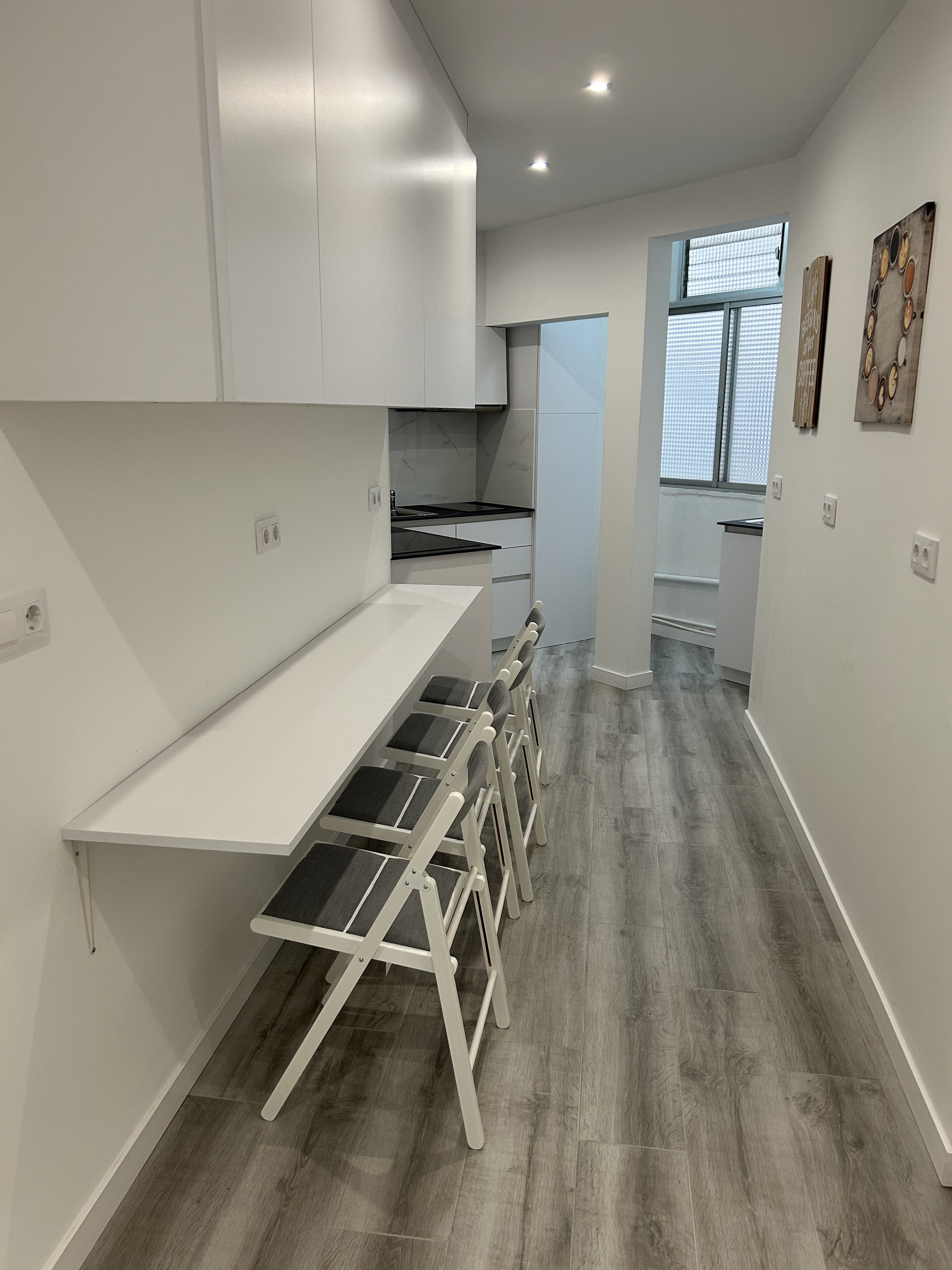 Zona de comedor con barra americana