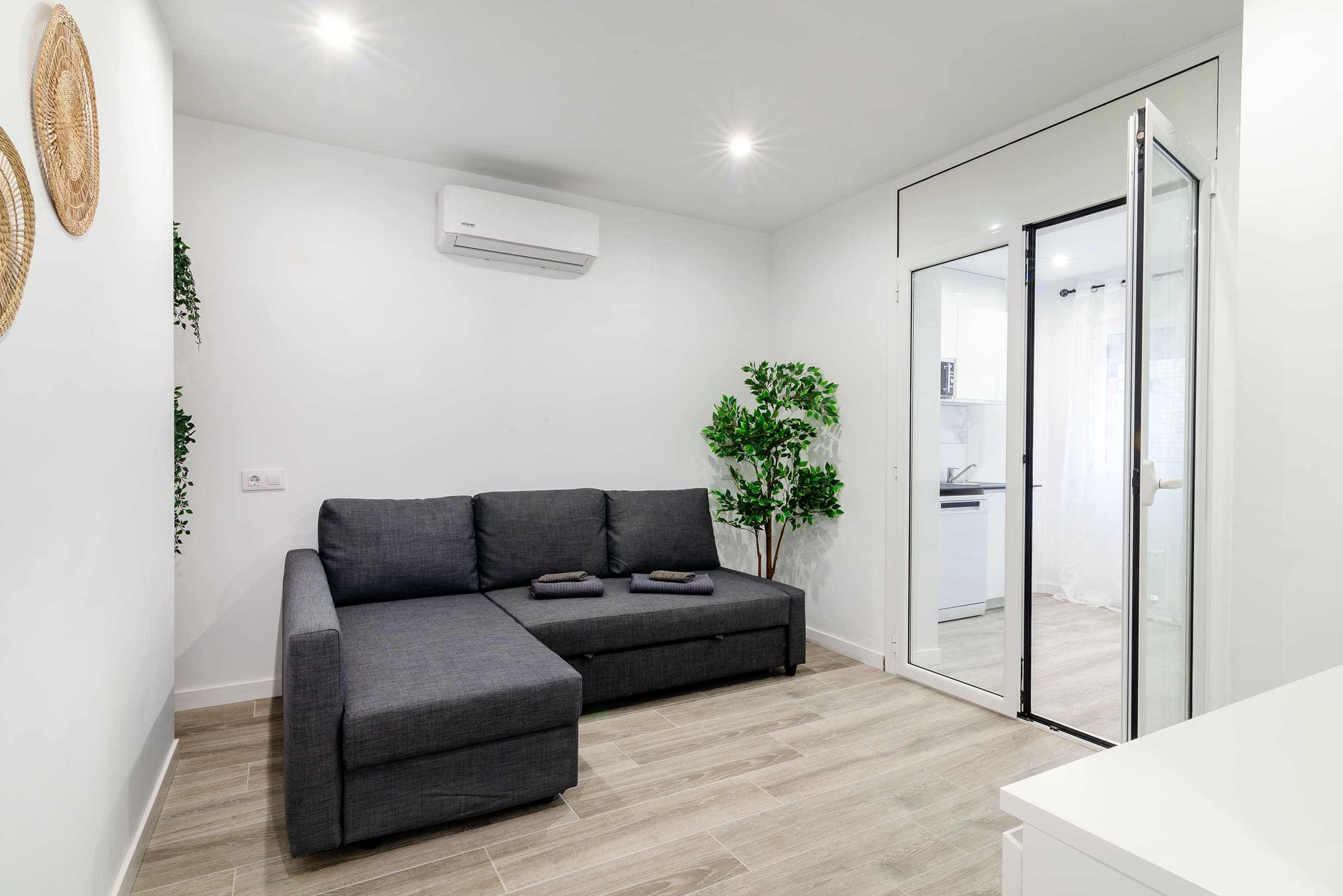 Salón moderno con sofá gris y puertas de cristal