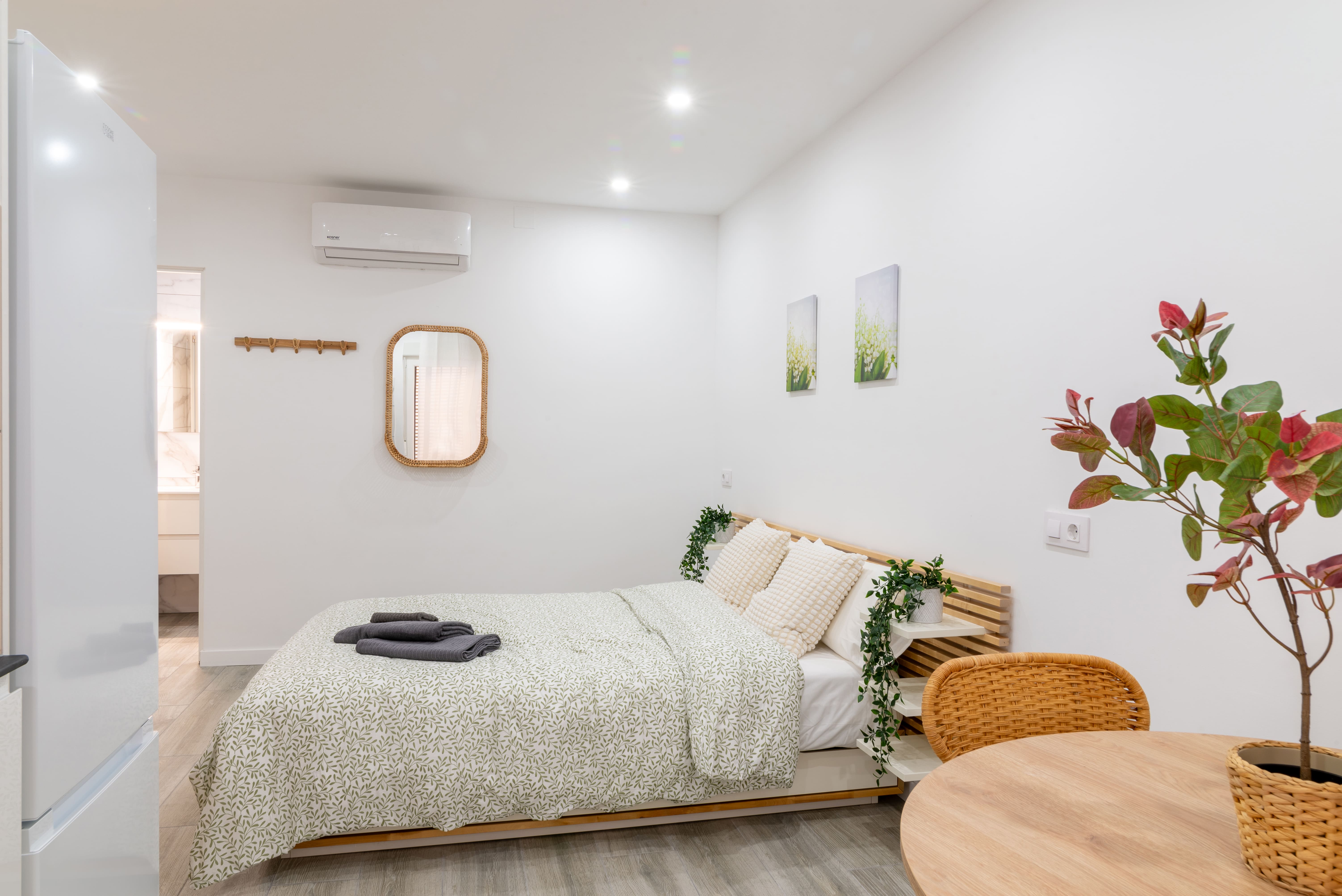 Apartamento tipo estudio con cama y zona de comedor